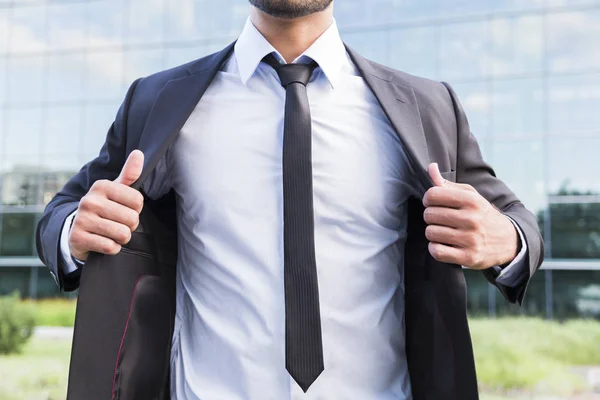 Uomo d'affari o lavoratore in piedi in giacca e cravatta vicino all'edificio per uffici — Foto Stock