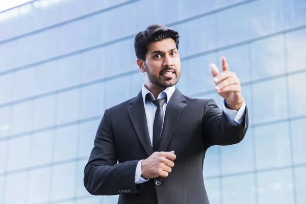 Uomo d'affari arrabbiato o lavoratore in piedi in giacca e cravatta con mano sollevata — Foto Stock
