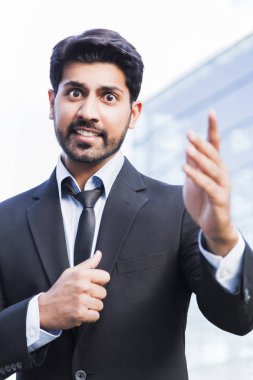 Kızgın işadamı veya işçi ayakta el kaldırdı ile takım elbiseli