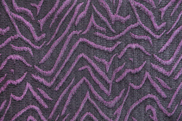 В'язана тканина з фіолетовим абстрактним візерунком — стокове фото