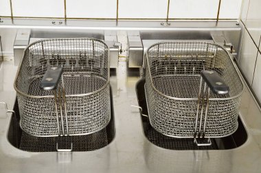 İki Fritözler mutfakta saplar ile metal