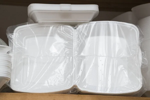 Пластиковые коробки, упаковки или тарелки упакованы в пластиковые пакеты — стоковое фото