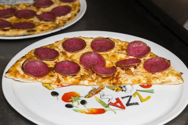 Dwa gorące świeża pizza z salami, ser i warzywa. — Zdjęcie stockowe