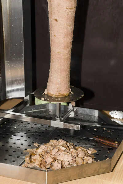 Plato turco Doner Kebab sobre un asado giratorio con carne de pollo —  Fotos de Stock