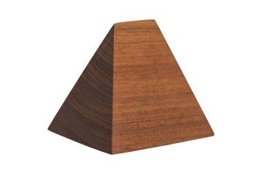 Küçük el yapımı dekoratif ahşap piramit izole beyaz zemin üzerine.