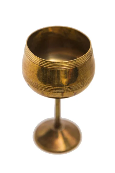 Antieke gouden gegraveerd Oosterse metalen vaas op geïsoleerde achtergrond. — Stockfoto