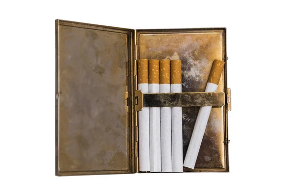 Metallo vintage aperto portasigarette con cinque sigarette su sfondo isolato . — Foto Stock
