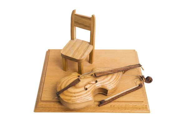 孤立した背景に椅子とスタンドに古い木造壊れたバイオリン. — ストック写真