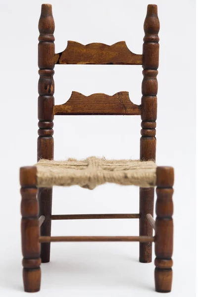 コイル状の手作り木製レトロ クラシック ホワイト バック グラウンドに切り分けられた椅子. — ストック写真