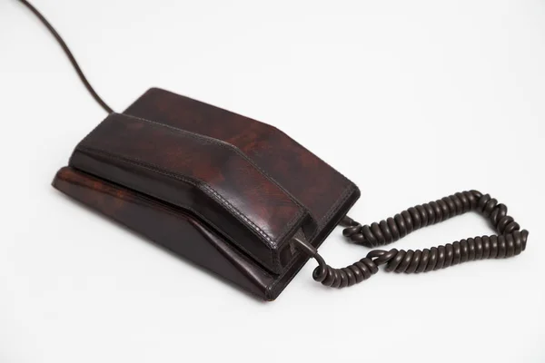 Stary vintage stacjonarny telefon brązowy z tarczą i rury — Zdjęcie stockowe