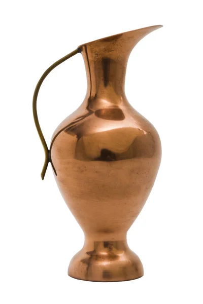 Antic ouro gravado vaso de metal oriental em fundo isolado . — Fotografia de Stock
