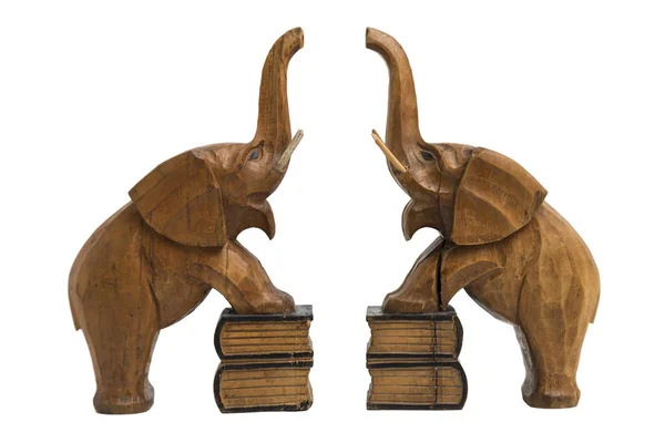 Dos antiguos titulares de elefantes marrones tallados en madera vintage con troncos levantados — Foto de Stock