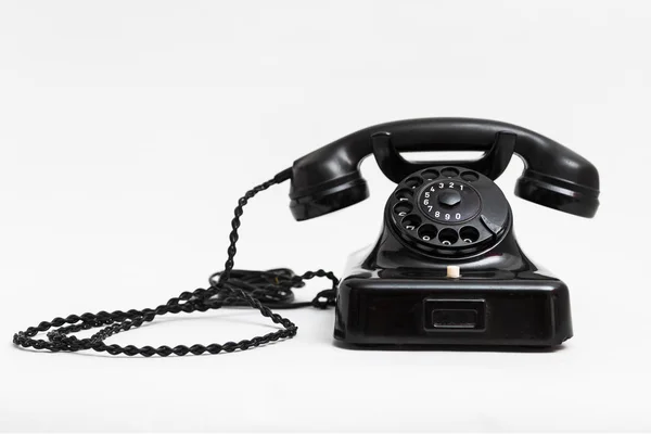 Velho vintage telefone preto estacionário com discagem e um tubo — Fotografia de Stock