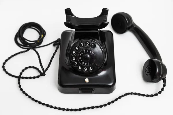 Velho vintage telefone preto estacionário com discagem e um tubo — Fotografia de Stock