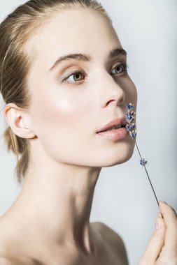 Eflatun el genç sarışın güzel kız portresi