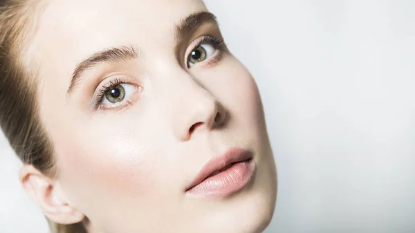 Genç sarışın güzel kız makyaj ile yüzü