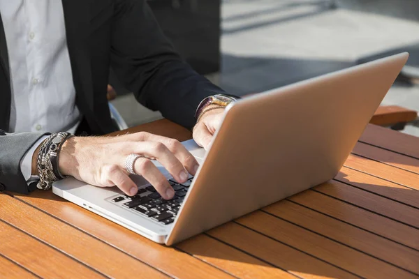 Erkek işadamı ya da alt tablo ve bilgisayarda yazarak siyah elbiseli.