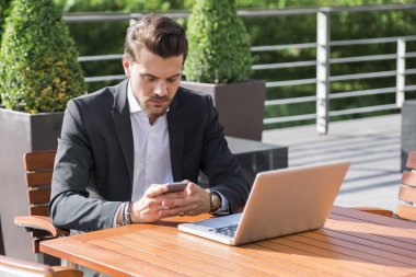 Erkek işadamı ya da alt tablo ve seyir telefon siyah elbiseli