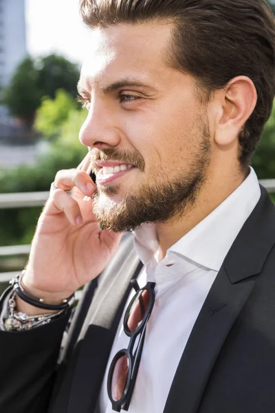 Uomo d'affari o lavoratore in tuta nera che parla al telefono — Foto Stock