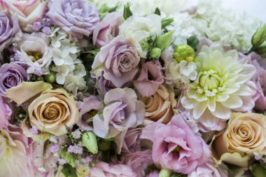 Romantik düğün taze renkli buket çoğunlukla gün ışığında pastel tonları güller ile, düğün veya kutlama etkinlikleri için dekorasyon