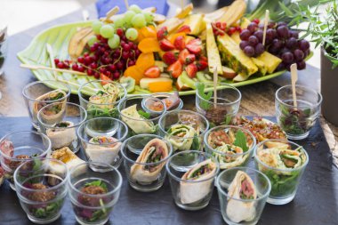 Aperatifler: cam, taze meyve krep kırmızı somon bruschetta terbiyeli sebze ile rulo: üzüm, çilek, kavun, ananas doğum günü, yıldönümü veya düğün