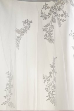 Hassas dantel kumaş beyaz düğün elbise ile nakış