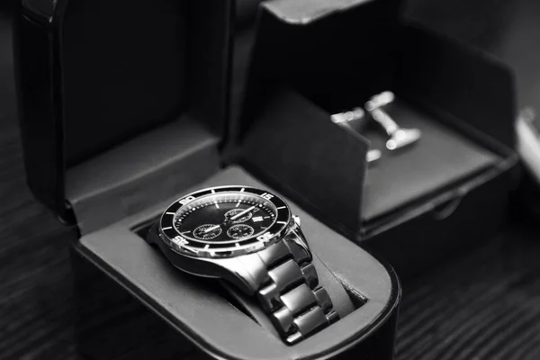 Нові елегантні срібні чоловічі класичні годинники та запонки з нержавіючої сталі — стокове фото
