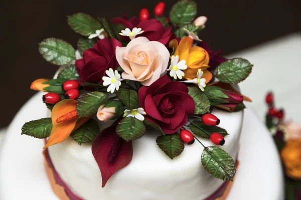 Branco novo bolo de casamento colorido bonito com flores — Fotografia de Stock