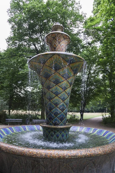 Belle fontaine en mosaïque avec motif traditionnel géométrique oriental — Photo