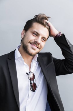 Erkek genç işadamı veya işçi gözlük siyah takım elbise