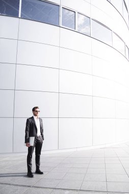 Erkek işadamı ya da dizüstü bilgisayar ile siyah takım elbise işçi