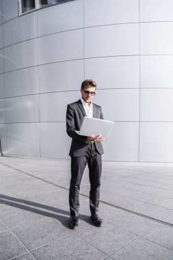 Erkek işadamı ya da dizüstü bilgisayar ile siyah takım elbise işçi