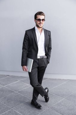 Erkek işadamı ya da dizüstü bilgisayar ile siyah takım elbise işçi