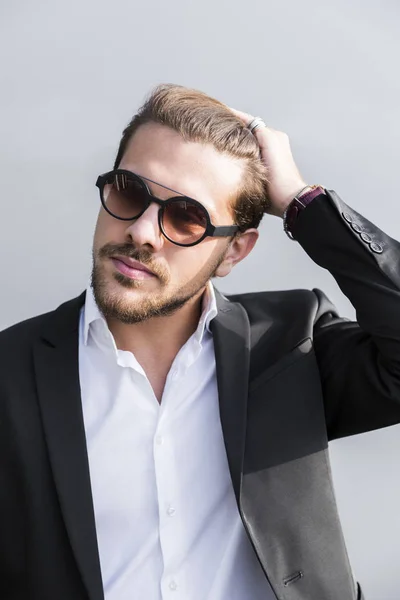 Maschio giovane uomo d'affari o lavoratore in abito nero in occhiali — Foto Stock
