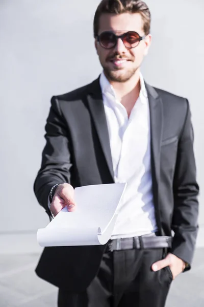 Hombre de negocios sonriente o trabajador en traje con cuaderno —  Fotos de Stock