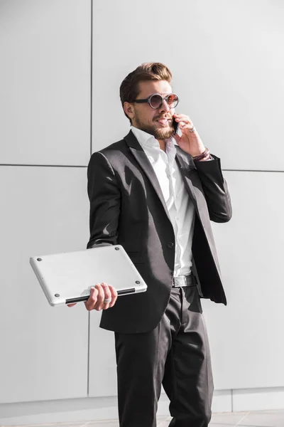 Homem de negócios ou trabalhador de terno preto falando por telefone — Fotografia de Stock