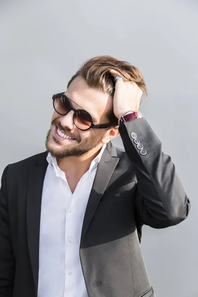 Hombre joven hombre de negocios o trabajador en traje negro en gafas —  Fotos de Stock
