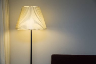 Klasik formu lüks altın ayakta gece-lamba döndü