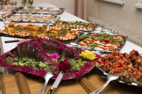 Düğün büfe yemekleri Mutfak büfe gıda ile — Stok fotoğraf