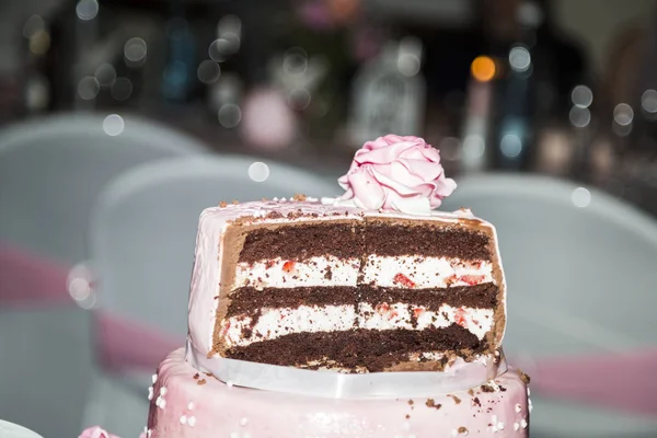 Růžový svatební dort s růží broušená a plátky — Stock fotografie