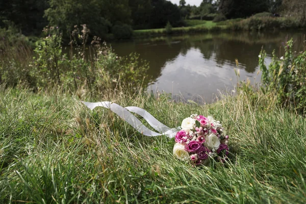 Yeşil çimenlerin üzerinde romantik taze düğün buketi — Stok fotoğraf