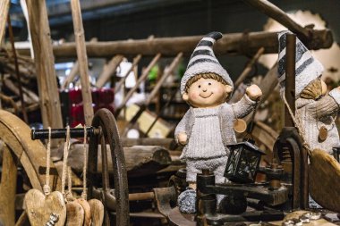 Noel dükkanında komik suratlı oyuncak cüce çocuk.