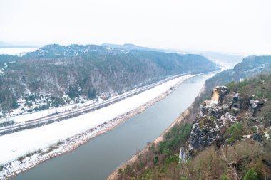 Kışın Elbe nehri boyunca yol, Saksonya, Almanya