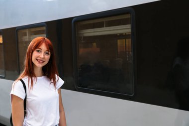 Trenin arka planındaki kızın portresini kapat.