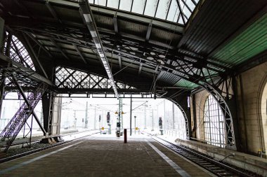 Çatı altındaki boş Avrupa tren istasyonu platformu