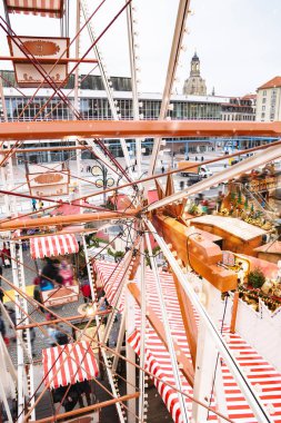 Yılbaşı panayırındaki dönme dolabın manzarası