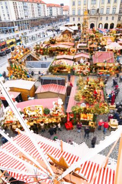 Yılbaşı panayırındaki dönme dolabın manzarası