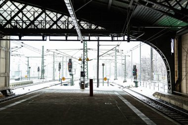 Çatı altındaki boş Avrupa tren istasyonu platformu