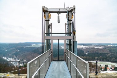 Dışarıdaki izleme platformunda umumi cam asansör