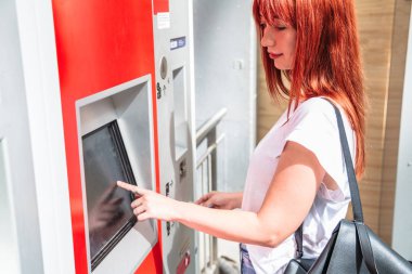 Genç kız parmaklarıyla ekrana dokunuyor